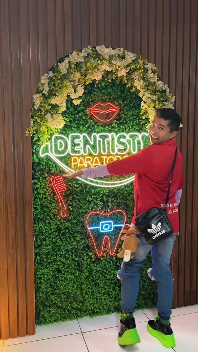 Será, será que existe uma clínica que cuida do seu sorriso com carinho, atenção e profissi
